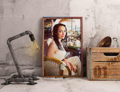 Фотокартина на холсте 50х70см «Девушка в плетеном кресле» — фото