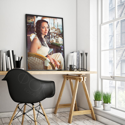 Фотокартина на холсте 50х70см «Девушка в плетеном кресле» — фото