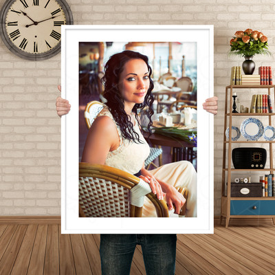 Фотокартина на холсте 50х70см «Девушка в плетеном кресле» — фото