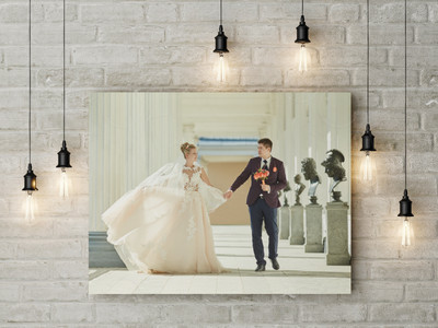 Фотокартина на холсте 70х50см «Молодожены в галерее» — фото