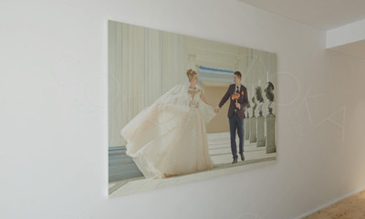 Фотокартина на холсте 70х50см «Молодожены в галерее» — фото