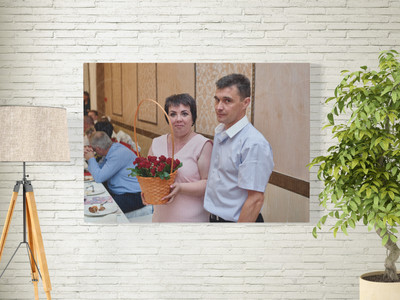 Фотокартина на холсте 60х40см «Двое и корзина с цветами» — фото