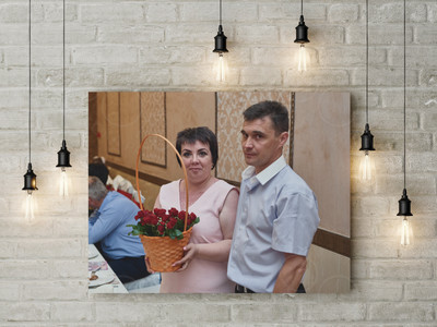 Фотокартина на холсте 60х40см «Двое и корзина с цветами» — фото