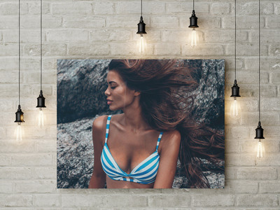 Фотокартина на холсте 70х50см «Девушка в полосатом купальнике» — фото