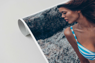 Фотокартина на холсте 70х50см «Девушка в полосатом купальнике» — фото