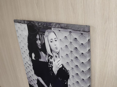 Картина с ЧБ фотографией «Две девушки» — фото