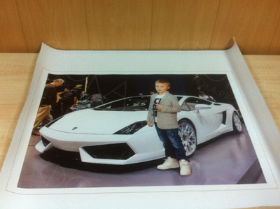 Фотокартина 64х45см «Мальчик в автосалоне» — фото