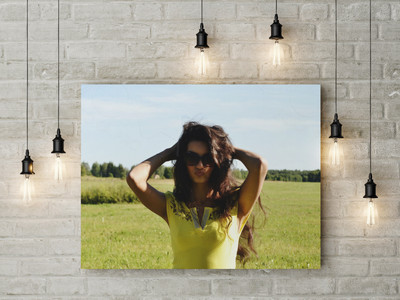 Фотокартина на холсте 40х30см «Подруга в желтом» — фото