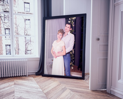 Фотокартина на холсте 60х80см «Двое у серой колонны» — фото