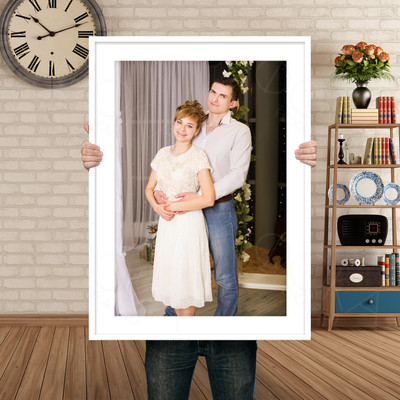 Фотокартина на холсте 60х80см «Двое у серой колонны» — фото