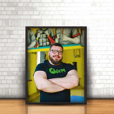Фотокартина на холсте в багете 40х50см «Силач в фитнес клубе» — фото