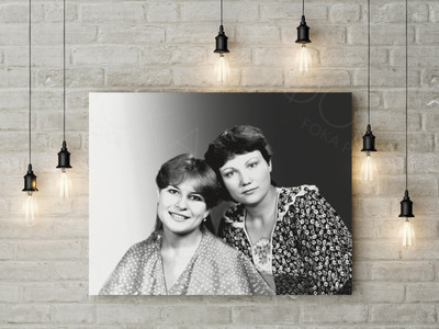 Фотокартина на холсте в багете 40х30см «Подруги» — фото