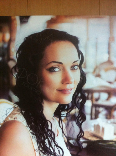 Фотокартина на холсте 50х70см «Девушка в плетеном кресле» — фото