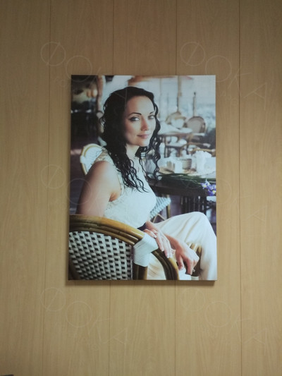 Фотокартина на холсте 50х70см «Девушка в плетеном кресле» — фото