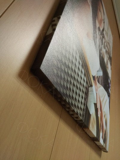 Фотокартина на холсте 50х70см «Девушка в плетеном кресле» — фото