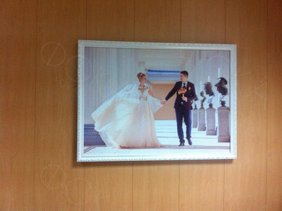 Фотокартина на холсте 70х50см «Молодожены в галерее» — фото