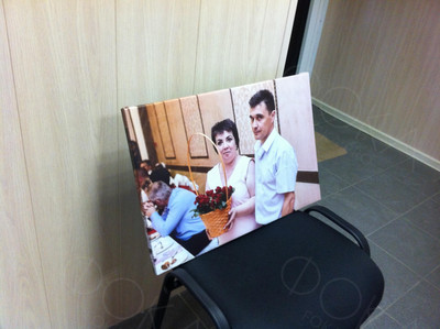 Фотокартина на холсте 60х40см «Двое и корзина с цветами» — фото