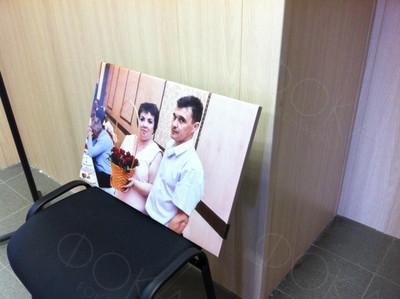 Фотокартина на холсте 60х40см «Двое и корзина с цветами» — фото