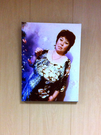 Фотокартина на холсте 30х40см «Дама у новогодней ёлки» — фото