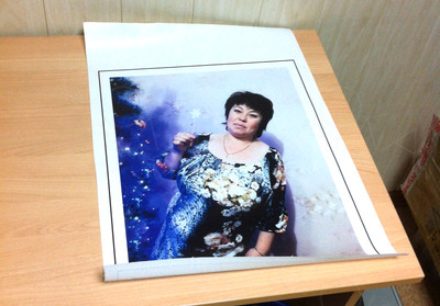 Фотокартина на холсте 30х40см «Дама у новогодней ёлки» — фото