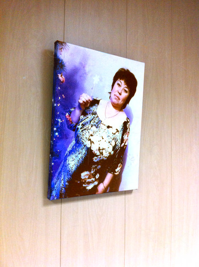 Фотокартина на холсте 30х40см «Дама у новогодней ёлки» — фото