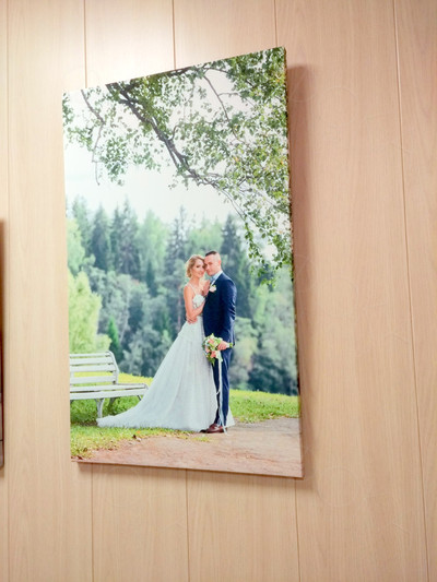 Фотокартина на холсте 50х80см «Молодожены в березовой роще» — фото