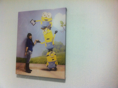 Фотокартина на холсте 40х50см «Девушка с миньонами» — фото