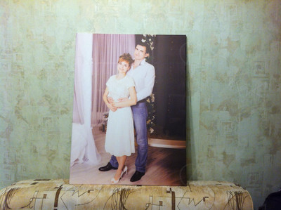 Фотокартина на холсте 60х80см «Двое у серой колонны» — фото