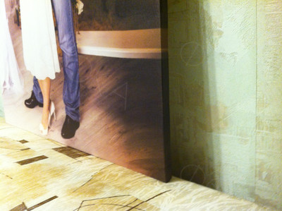 Фотокартина на холсте 60х80см «Двое у серой колонны» — фото