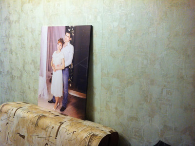 Фотокартина на холсте 60х80см «Двое у серой колонны» — фото