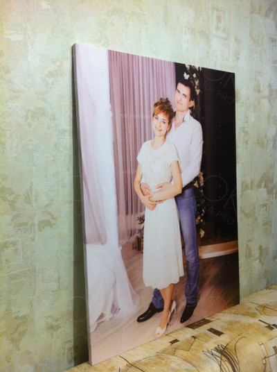 Фотокартина на холсте 60х80см «Двое у серой колонны» — фото