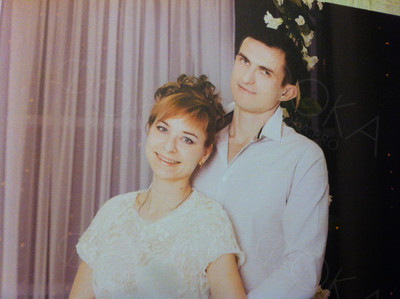 Фотокартина на холсте 60х80см «Двое у серой колонны» — фото