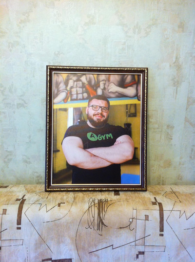 Фотокартина на холсте в багете 40х50см «Силач в фитнес клубе» — фото
