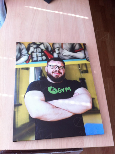 Фотокартина на холсте в багете 40х50см «Силач в фитнес клубе» — фото