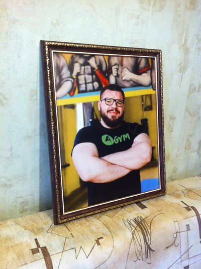 Фотокартина на холсте в багете 40х50см «Силач в фитнес клубе» — фото