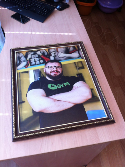 Фотокартина на холсте в багете 40х50см «Силач в фитнес клубе» — фото